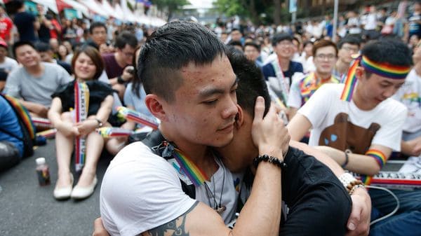 Dos integrantes de la comunidad LGBT  se abrazan mientras celebran la legalización del matrimonio entre personas del mismo sexo (EFE)
