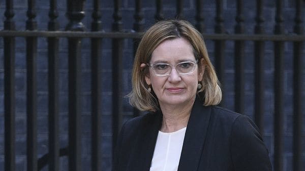 La secretaria de Interior, Amber Rudd, dijo que “es irritante si la información se divulga por otras fuentes y he sido muy clara con nuestros amigos que no debe volver a pasar” (AFP)