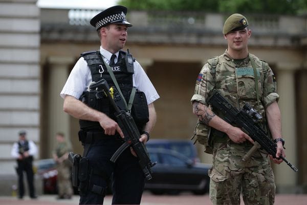 Policías y militares custodian Gran Bretaña (AFP)