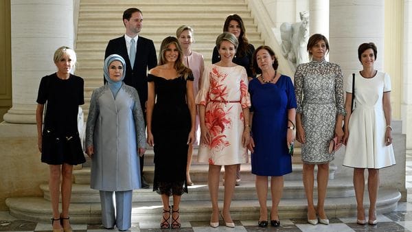 Brigitte Macron y Melania Trump junto a otros consortes de jefes de Estado en Bruselas (AFP)