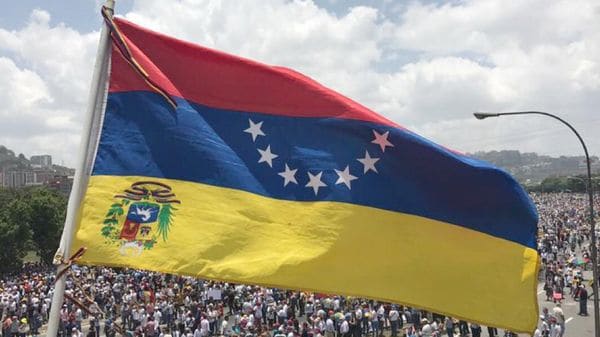 En las manifestaciones contra el régimen de Nicolás Maduro se suele mostrar la bandera al revés como forma de protesta y señal de luto por las víctimas