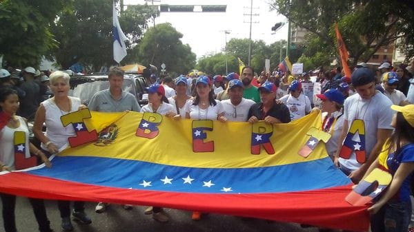 Los venezolanos marchan a los cuarteles (@Luijo02)