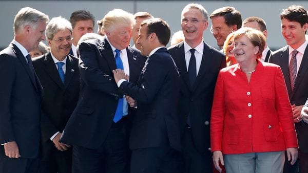 Trump y Macron se saludan durante la cumbre de la OTÁN en bruselas. (Reuters)