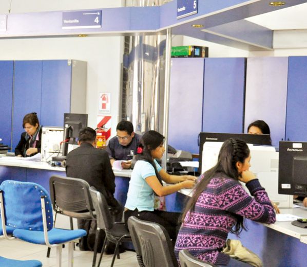 CONTRIBUYENTES HACEN FILA PARA PAGAR SUS IMPUESTOS EN UNA OFICINA DISTRITAL. ARCHIVO