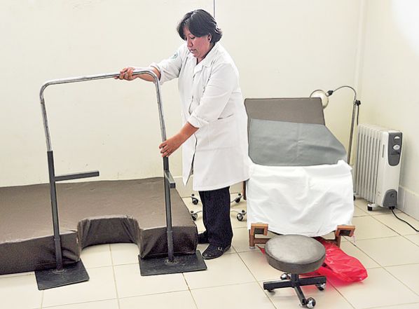 LAS COLCHONETAS PARA EL PARTO DE CUCLILLAS EN LAS SALA DE PARTOS INTERCULTURALES EN EL HOSPITAL DE PUNATA. DICO SOLÍS