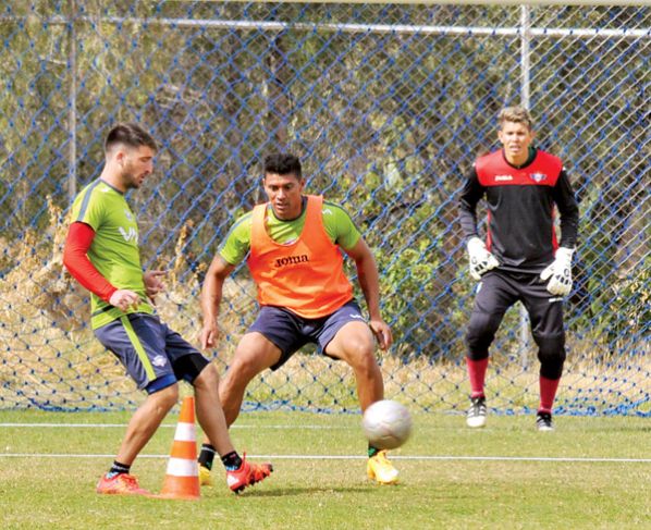 FRANCO OLEGO (I) Y ENRIQUE DÍAZ (C) DURANTE UNA SESIÓN DE ENTRENAMIENTO. NOÉ PORTUGAL