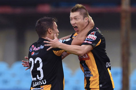 Matías Alonso (izq.) y Alejandro Chumacero, los goleadores de The Strongest. Foto: Archivo AFP