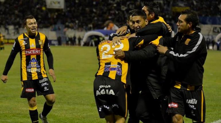 Jugadores de The Strongest celebran el gol de la victoria. | MARKA REGISTRADA
