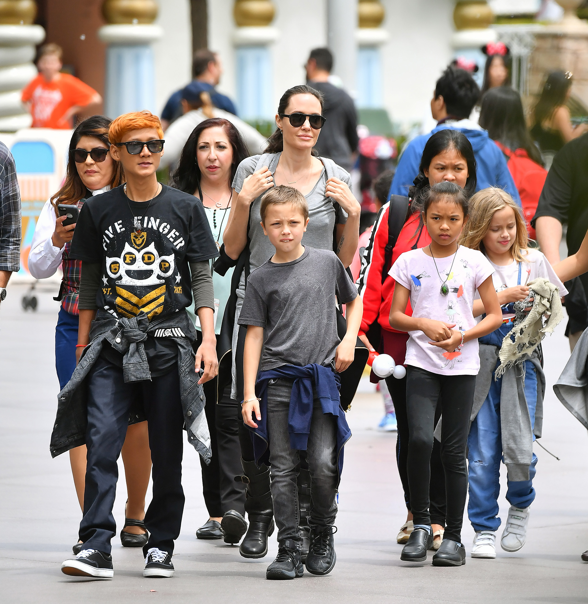 Angelina Jolie fue retratada muy feliz durante una salida familiar.