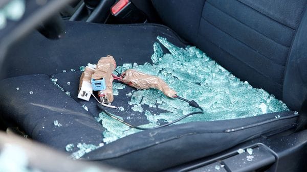 Los cargadores USB y los cables sospechoso encontrados en el interior del BMW (Reuters)