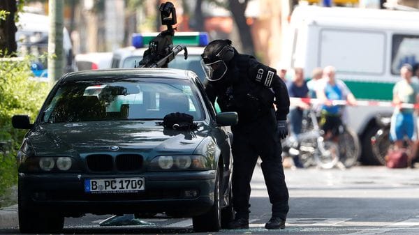 Un especialista antibomba se aproxima al auto utilizando ropa un equipo protector(Reuters)