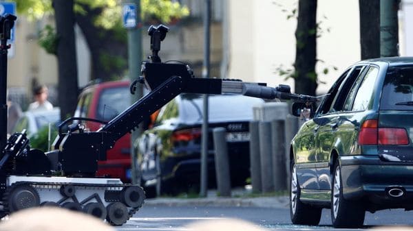 También se utilizó un robot para romper el cristal del auto (Reuters)
