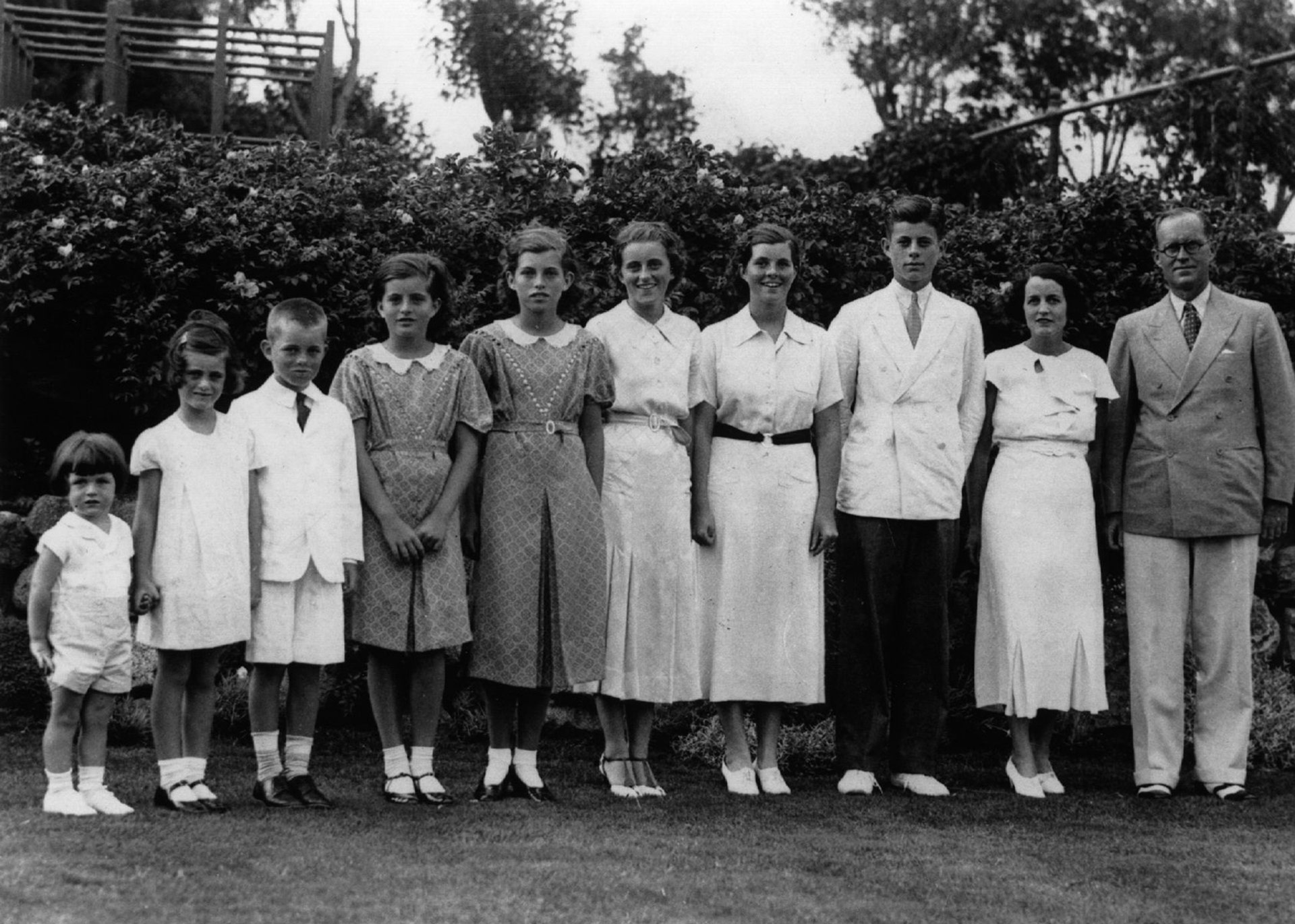 El multimillonario Joseph P. Kennedy junto a su esposa Rose y ocho de sus nueve hijos en 1937: el tercero de derecha a izquierda es John F. (Photo by Keystone/Getty Images)
