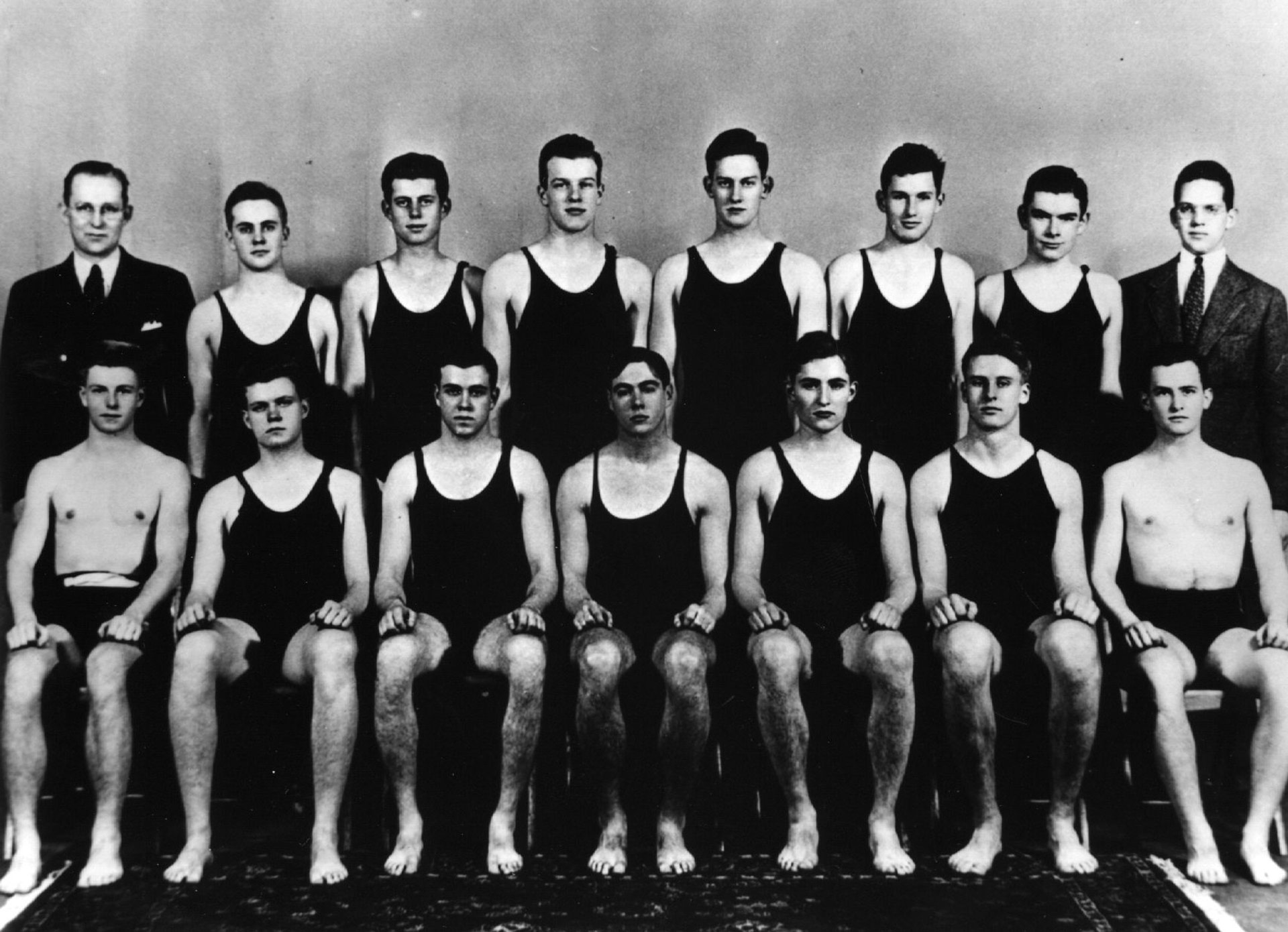 En 1935 junto al equipo de natación de la Universidad de Harvard, donde se graduó con honores. Kennedy es el tercero en la segunda fila (Keystone/Getty Images)