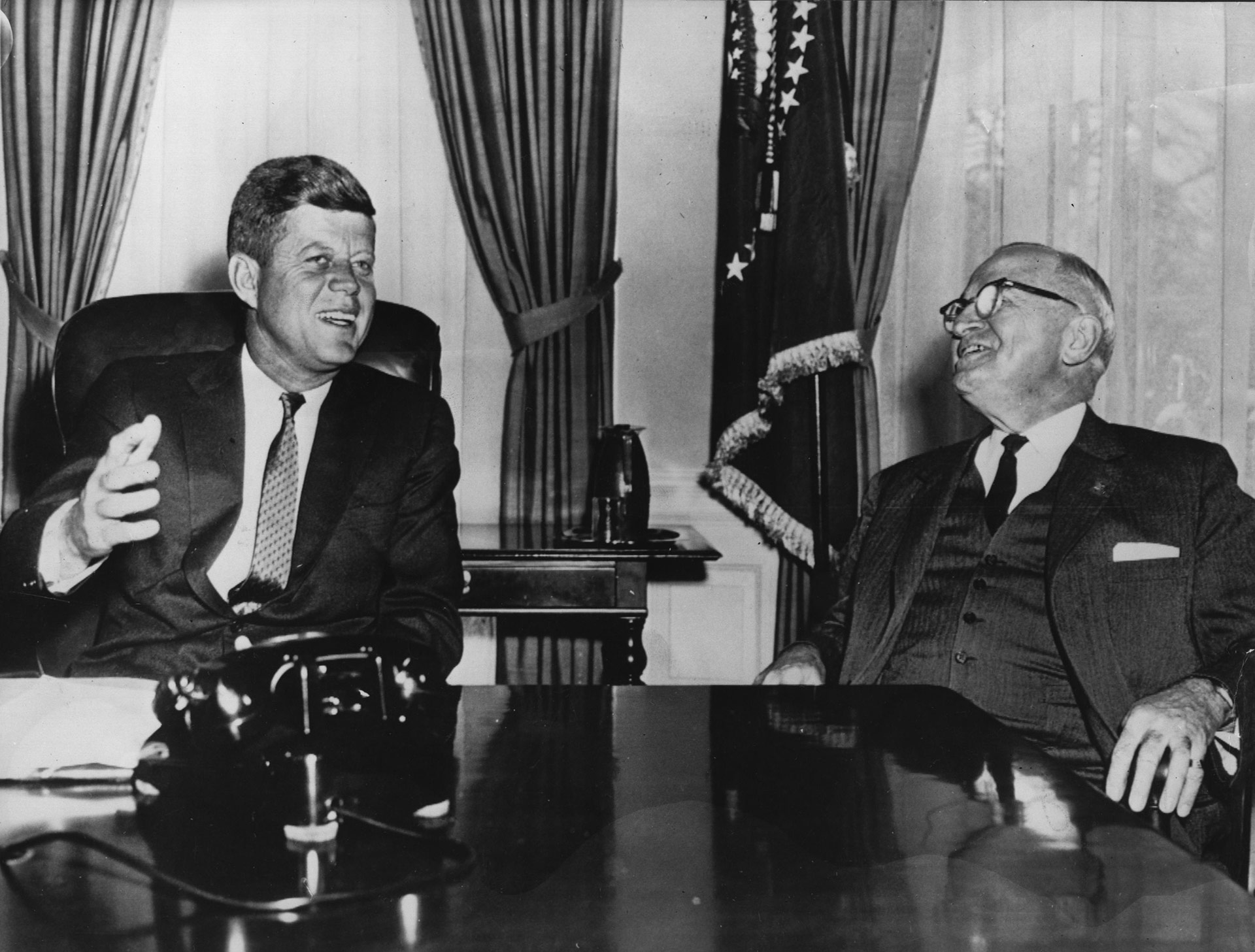 Kennedy junto al ex presidente Harry S. Truman (Central Press/Getty Images)