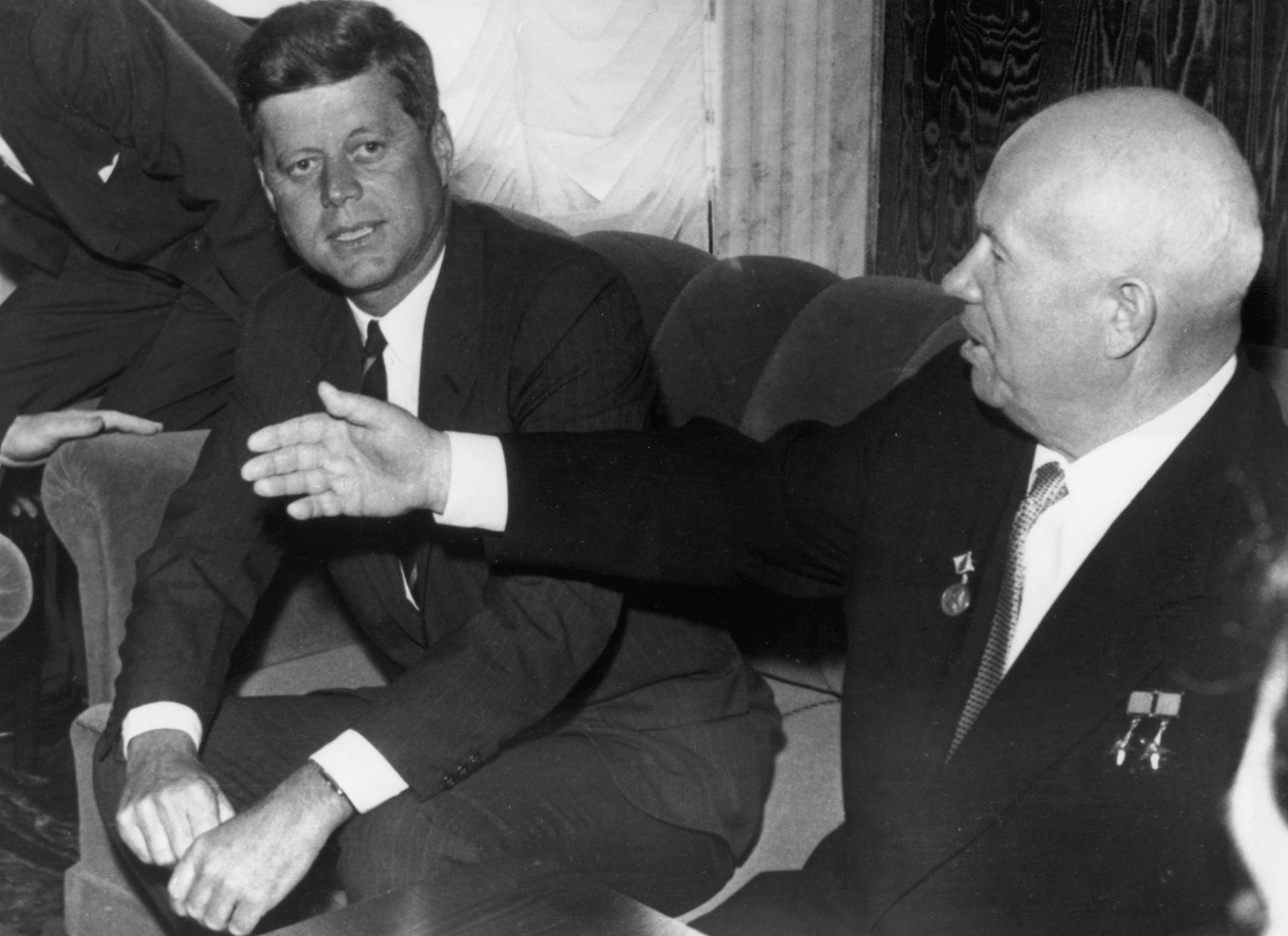 Kennedy junto al premier sovético Nikita Khrushchev durante una reunión entre ambos líderes en Viena, en 1961 (Central Press/Hulton Archive/Getty Images)