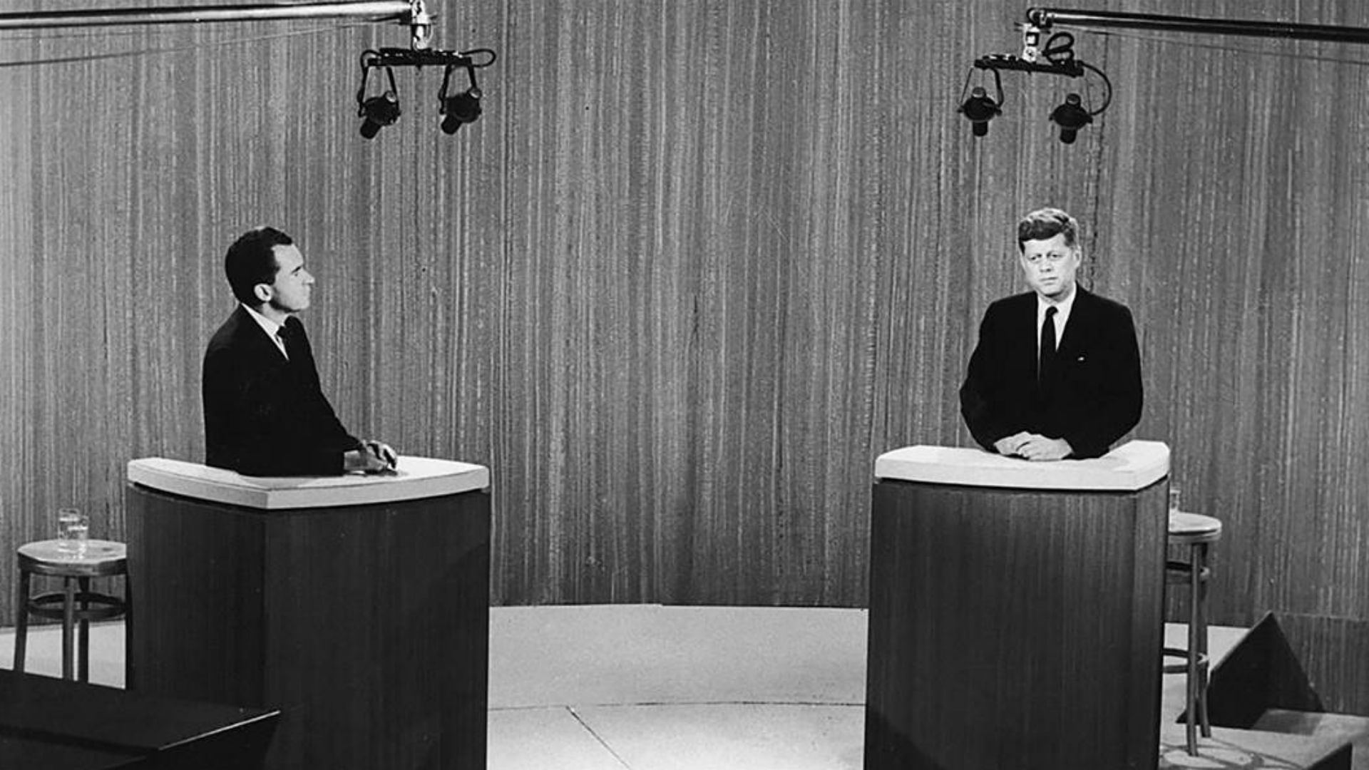 Kennedy y Nixon en el primer debate presidencial de la historia, en 1960 (AP)