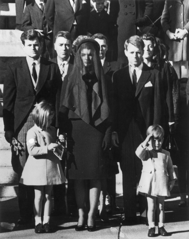 John F. Kennedy Jr saluda ataúd JFK