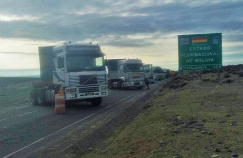 Camiones de transporte pesado cerca del paso fronterizo con Chile.