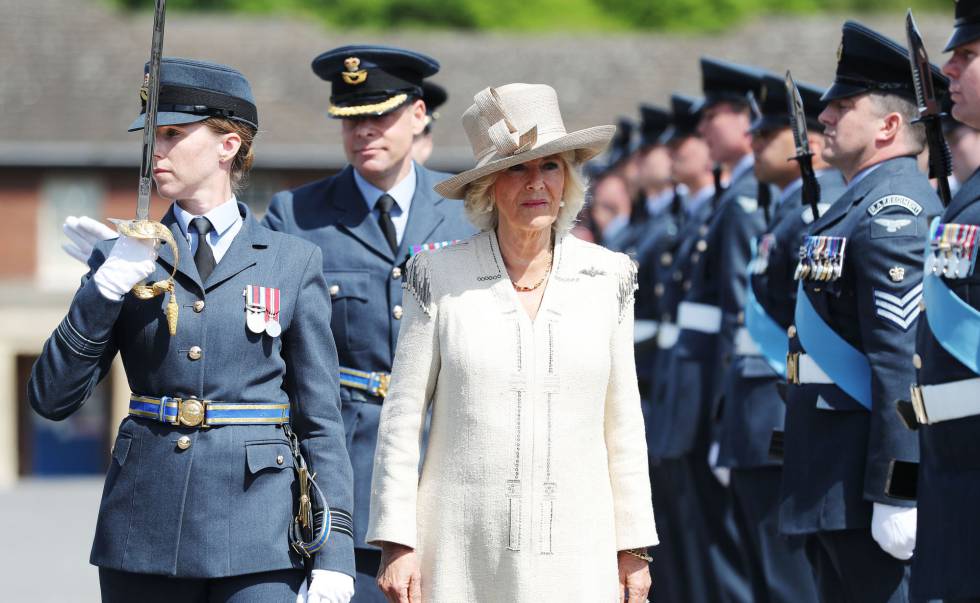 La duquesa de Cornualles pasa revista a tropas en Aylesbury, Inglaterra, el pasado día 24.