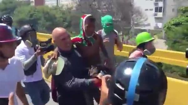El momento en que se llevan al niño herido