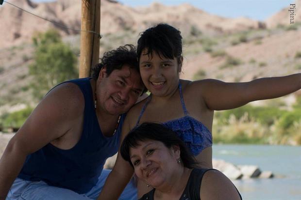 Daniela junto a sus padres