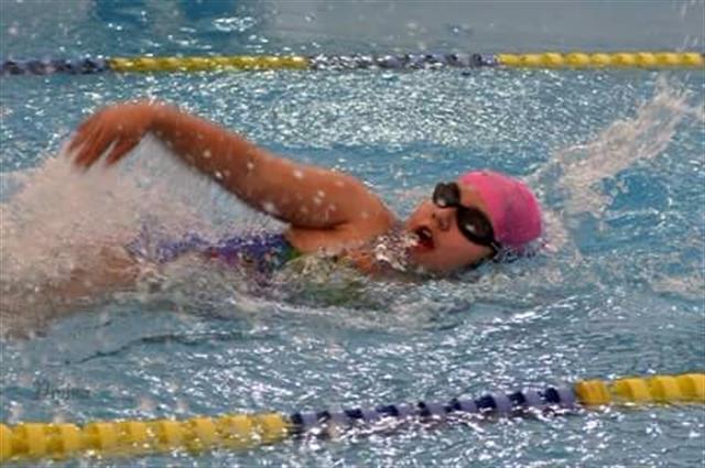 Dani en una de sus competencias de natación
