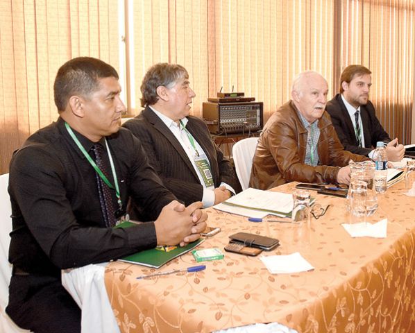 REUNIÓN DE COMITÉ EJECUTIVO EN UN SALÓN DEL HOTEL TOLOMA QUE SE REALIZÓ EN COCHABAMBA. FROI HEREDIA