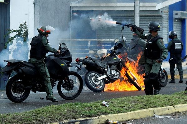 El diputado Carlos Paparoni resultó herido en la cabeza al ser derribado por un chorro de agua a presión (Reuters)