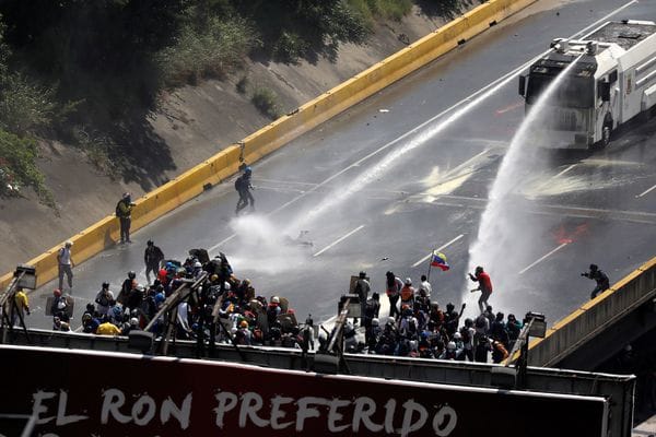 Paparoni presentó “traumatismo craneoencefálico”, informó Capriles (Reuters)