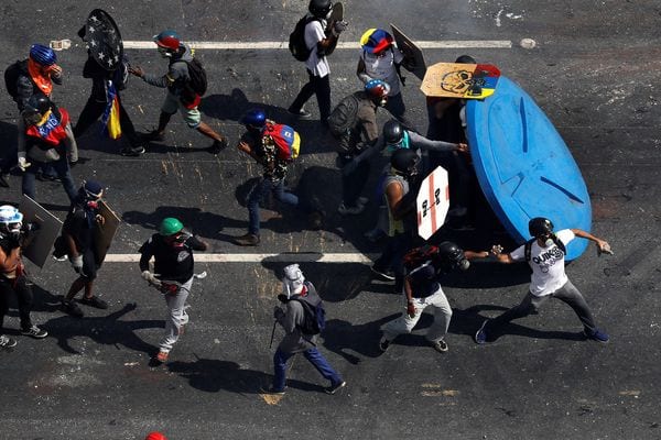 Paparoni quedó inconsciente en el suelo con una herida en la cabeza y fue atendido por el grupo de socorro voluntario que actúa en las protestas (Reuters)