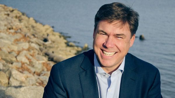 El reconocido estratega republicano ya había presentado su renuncia el 18 de mayo, pero aceptó continuar en el cargo hasta la finalización de la primera gira internacional de Donald Trump