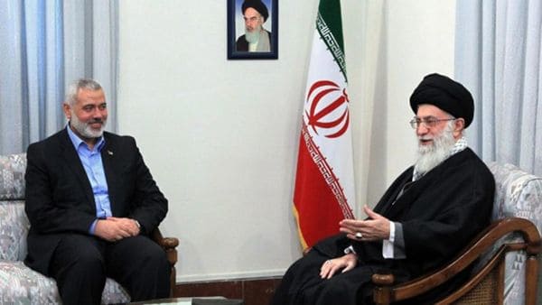 El jefe político de Hamas, Ismail Haniyeh, con el líder supremo iraní, Ali Khamenei (AP)