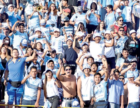 LA HINCHADA CELESTE MUESTRA SU FANATISMO POR LOS COLORES CELESTE Y BLANCO. DICO SOLÍS