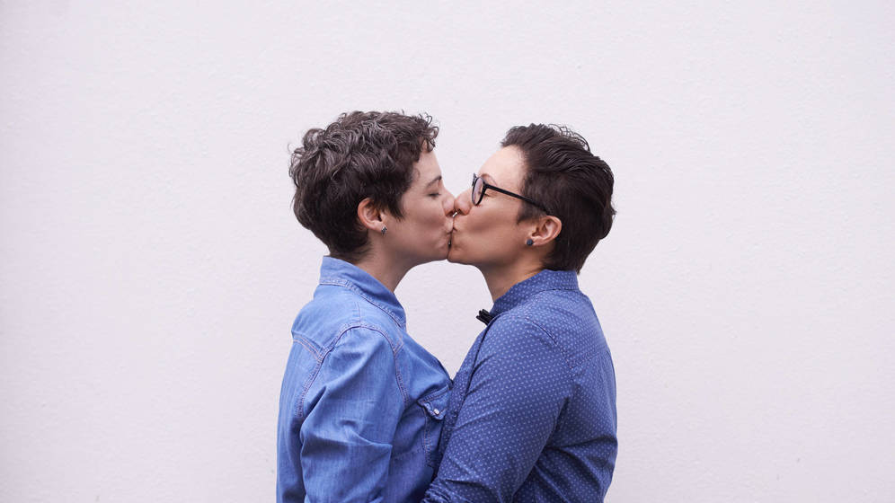 Foto: Los científicos se preguntan cómo encaja la supervivencia de los homosexuales en la teoría evolutiva. (iStock)
