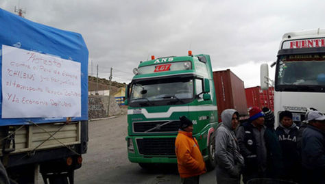 Paro aduanero en Chile perjudica a ciento de transportistas en frontera.