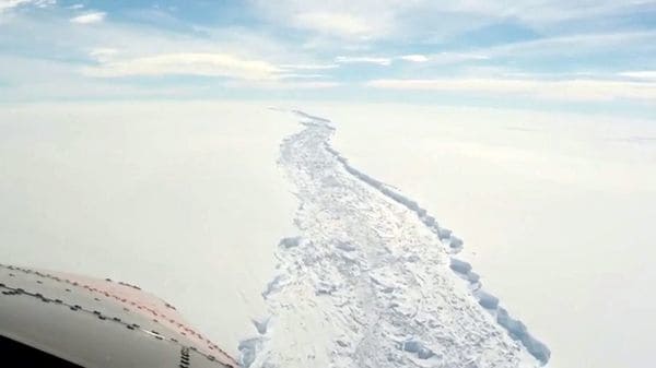Los científicos del Proyecto MIDAS junto a universidades británicas sobrevuelan la grieta en la Barrera de Hielo de Larsen, en la Antártida. Calcula que en los próximos días podría quebrarse definitivamente (Project MIDAS)
