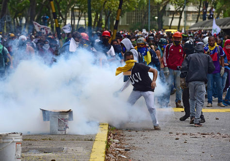 Estudiantes de la Universidad Central de Venezuela chocan con la Policía durante la protesta contra el gobierno en Caracas. Foto: AFP