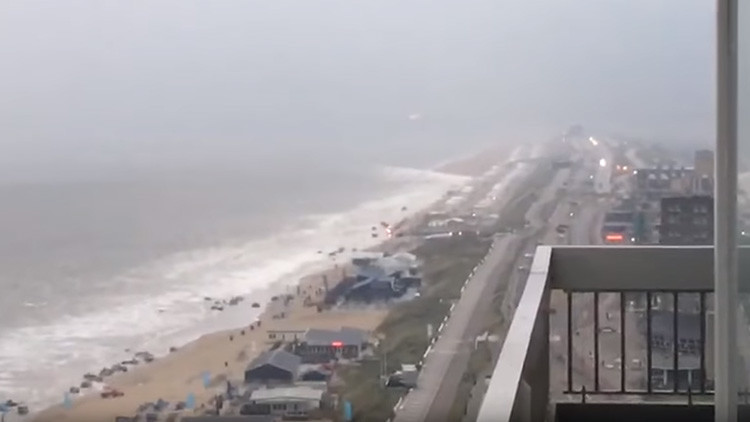 VIDEO: Un 'mini tsunami' sacude la costa de Holanda