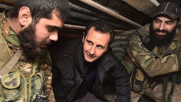 El presidente sirio, Bashar al Assad, junto a dos soldados durante una visita a Jobar, al noreste de Damasco (Reuters)