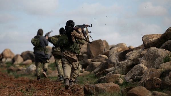 Rebeldes sirios del grupo Ahrar al Sharqiya durante un entrenamiento en la ciudad de Al Rai, en el norte del país (Reuters)