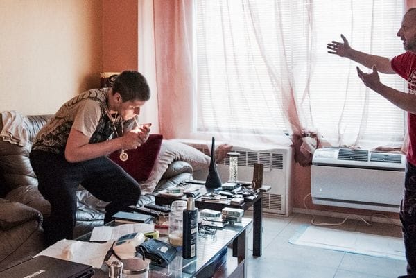 Maykl Gnatovskiy (izquierda) y Sergey Gnatovskiy dentro de la sala de estar de su apartamento, donde Sergey se inyectó la dosis de heroína de su hijo, que casi le costó la vida. Foto de Dennis A. Clark para el New York Post