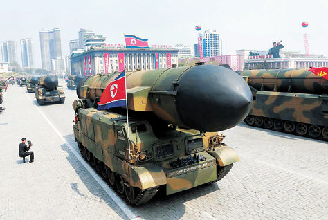 Misil norcoreano es transportado a una base militar. Foto: AFP