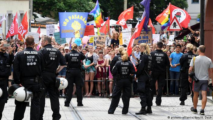 Protest gegen Demonstration von Rechtsextremisten in Karlsruhe-Durlach (picture-alliance/dpa/U. Deck)