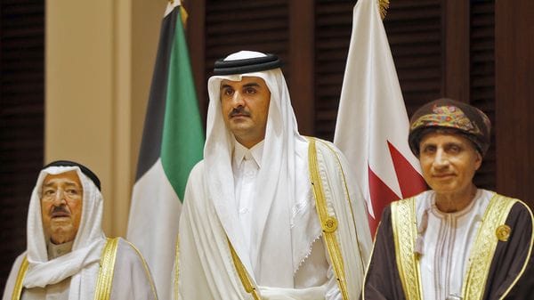 El emir de Qatar, Tanim bin Hamad al Thani, rodeado por el emir de Kuwait a su derecha, Sabah al Ahmad al Jaber al Sabah, y el ministro de Exteriores de Oman a su izquierda, Yusuf bin Alawi, durante una reunión del CCG. Oman y Kuwait no se sumaron al bloqueo de Qatar (AFP)