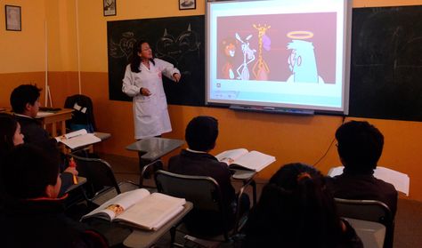 Una profesora durante sus actividades diarias