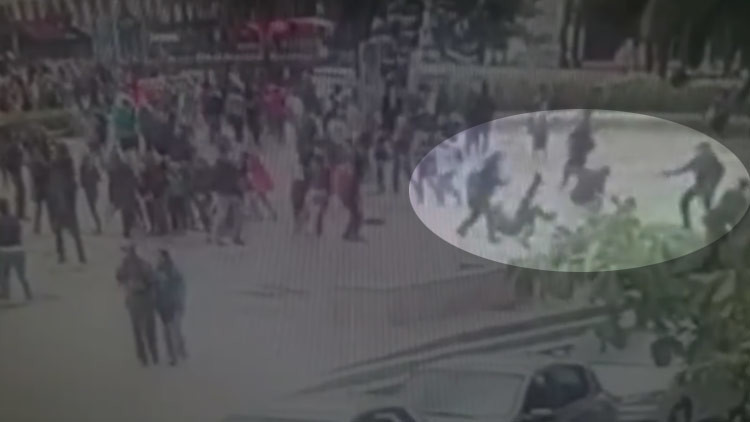 Publican un video del ataque con martillo a un policía en la catedral de Notre Dame de París