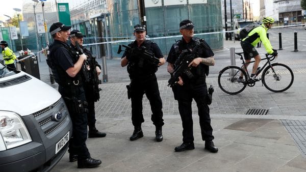 La policía custodia las calles de Manchester. (Reuters archivo)