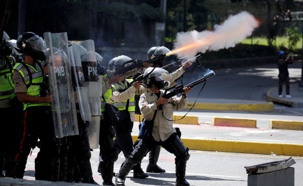 Agentes de la Guardia Nacional Bolivariana durante las protestas contra el régimen de Nicolás Maduro (Reuters)