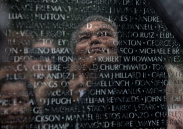 Vu Ngoc Xiem en el Memorial de Vietnam: el Proyecto 2 Lados muestra a hombres y mujeres que perdieron a sus padres en ambos bandos de la guerra. (Foto: Evelyn Hockstein/The Washington Post)